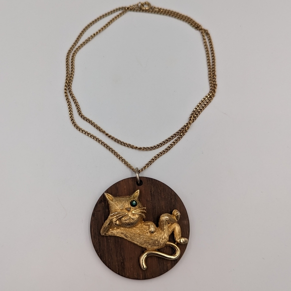 Winking Cat Pendant Wood Base Green Rhinestone Gold Tone Vintage Retro Unsigned - Picture 6 of 15
